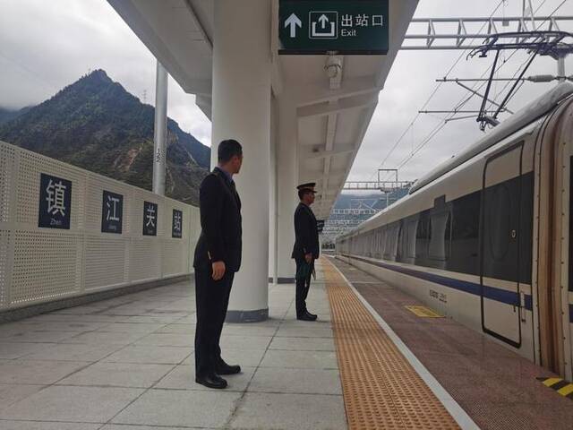 试验列车在川青铁路镇江关站。（中国铁路成都局集团有限公司供图）