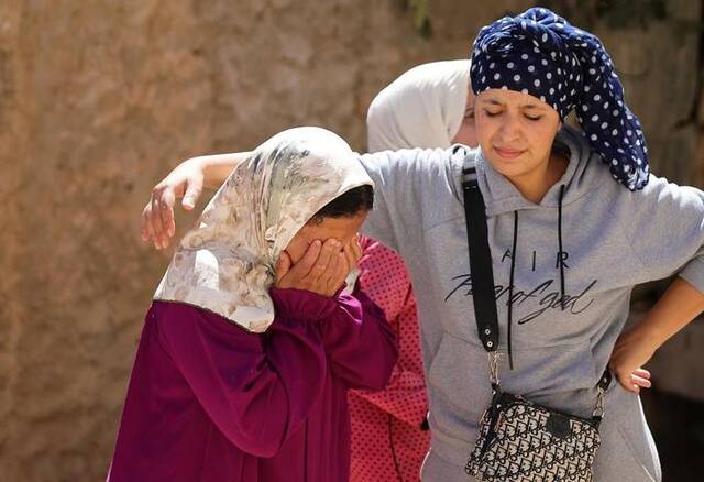 9月10日，在摩洛哥震中附近的艾米兹米兹村，一名女子掩面哭泣。新华社记者王东震摄