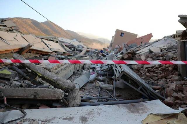 9月12日，在震中区域的摩洛哥豪兹省塔拉特恩雅库布村，记者拍摄到大量被地震损毁的建筑。新华社记者王东震摄