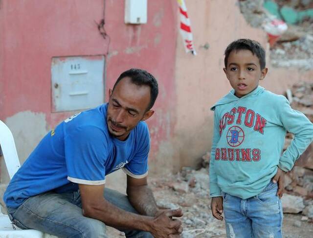9月12日，在震中区域的摩洛哥豪兹省塔拉特恩雅库布村，一名男子坐在自己遭地震损毁的家前哭泣。新华社记者王东震摄
