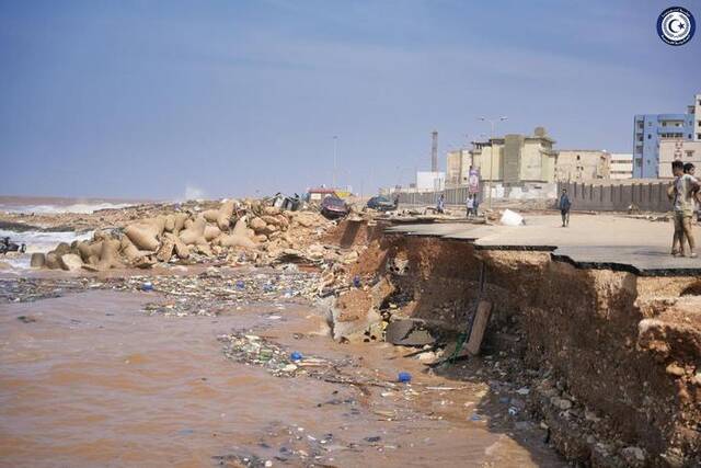 这是9月11日在利比亚东部城市德尔纳拍摄的洪水过后的景象。新华社发（利比亚国民代表大会任命的政府供图）