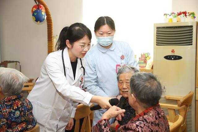 左惠琴在敬老院为老人开展糖尿病饮食指导。