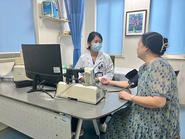 朱敏在潍坊社区卫生服务中心门诊与签约病人交流。本文图片均为受访者提供