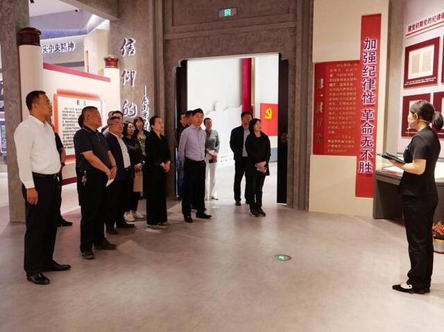 图为该市市管领导干部携家属参观市党员干部警示教育展馆。