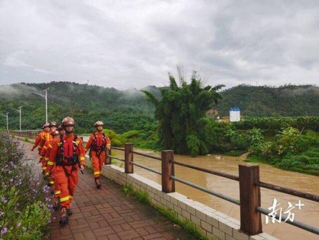 大埔县消防员在沿河观察水情当地供图