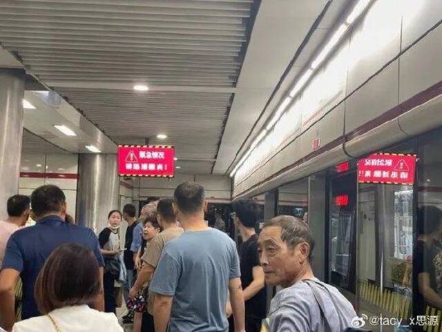 上海地铁紧急情况，迅速撤离！