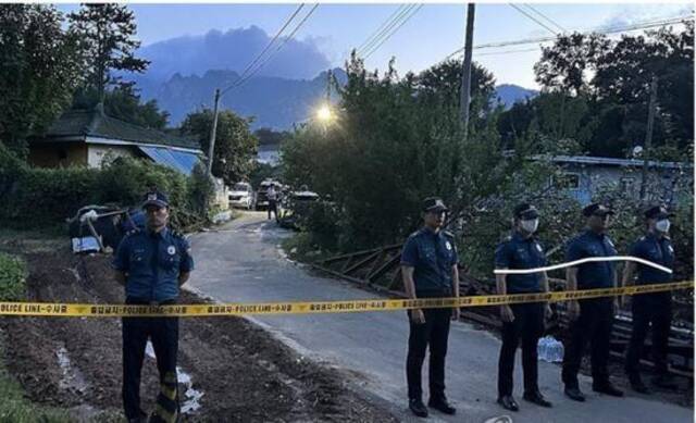 韩国全罗南道灵岩郡一家五口在家中同时死亡，图为控制案发现场的警察图源：韩媒