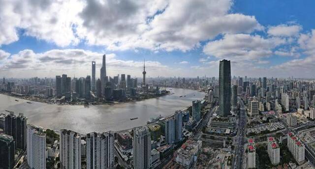 从上海北外滩远眺上海自贸区陆家嘴片区。新华社记者方喆摄