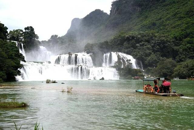 9月15日，游客在中越德天（板约）瀑布跨境旅游合作区游玩。新华社记者曹祎铭摄