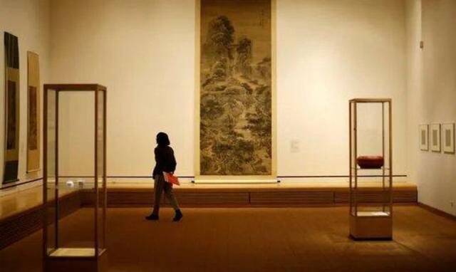 参观者观看在德国科隆东亚艺术博物馆展出的一幅中国清代绘画作品图：新华社资料
