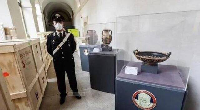 意大利国家安全警察2021年12月30日说，意大利警方与美国警方合作，在美追回201件失窃文物，这些文物估价合计大约1000万欧元