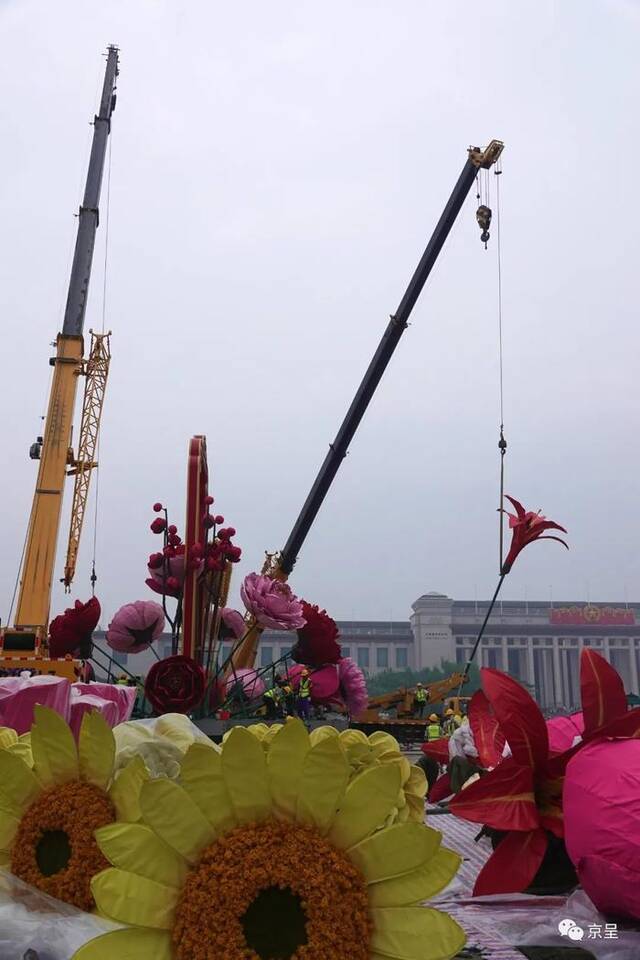 天安门广场国庆大花篮正在吊装，现场直击