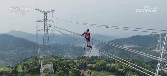 首次！我国同时完成跨越同一条500千伏输电线路放线