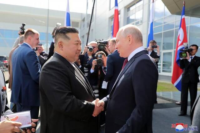 9月13日，金正恩在东方航天发射场与普京会面。图源：朝中社