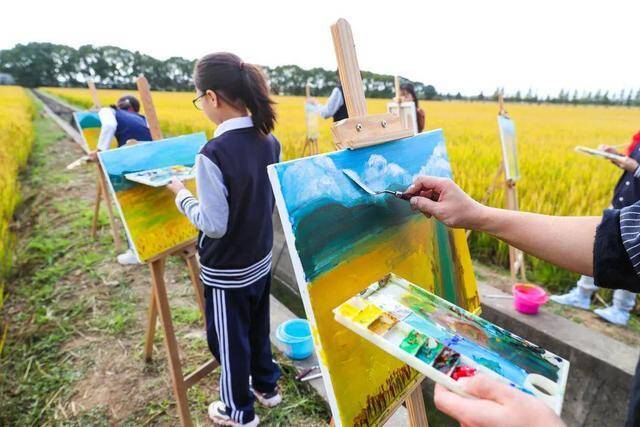 游客在青盛河畔农庄里绘画。（受访者供图）