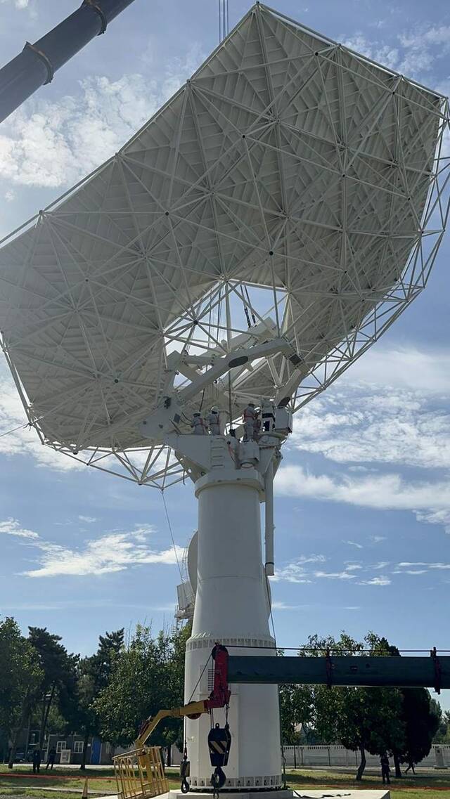 全球最大射电天文望远镜阵列首台中频天线正式吊装