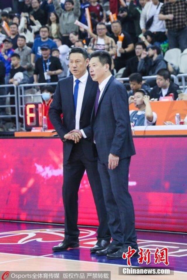 李楠、李春江赛后握手。