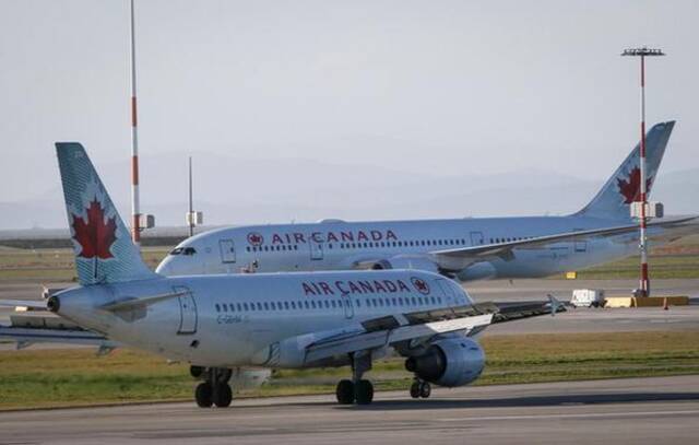 这是2021年1月13日在加拿大温哥华国际机场拍摄的加拿大航空公司客机。新华社发（梁森摄）