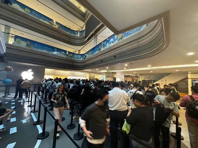 苹果南京东路店门外排队购机的人群