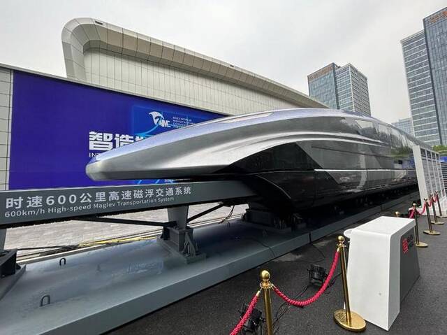 大会现场展示的时速600公里高速磁浮交通系统。新华社记者吴慧珺摄