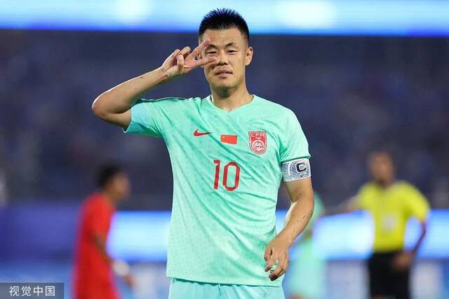中国男足亚运队队长谭龙在比赛中庆祝第二粒进球图/视觉中国