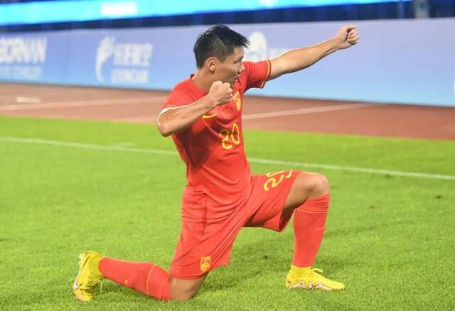 9月19日，中国男足亚运队队员方昊进球后庆祝图/中新社记者王刚