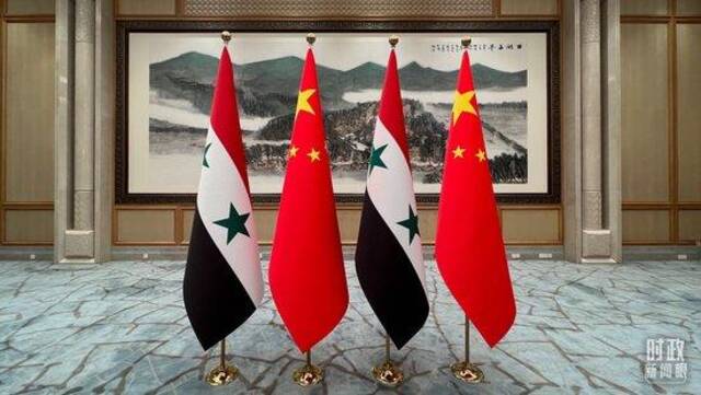 △会见现场摆放的中国、叙利亚国旗。（总台央视记者程铖拍摄）
