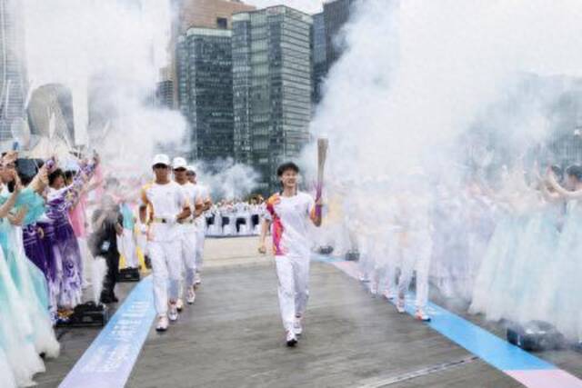 2023年9月20日，东京奥运会羽毛球女单冠军陈雨菲进行杭州亚运会火炬传递。记者姚颖康倪雁强摄