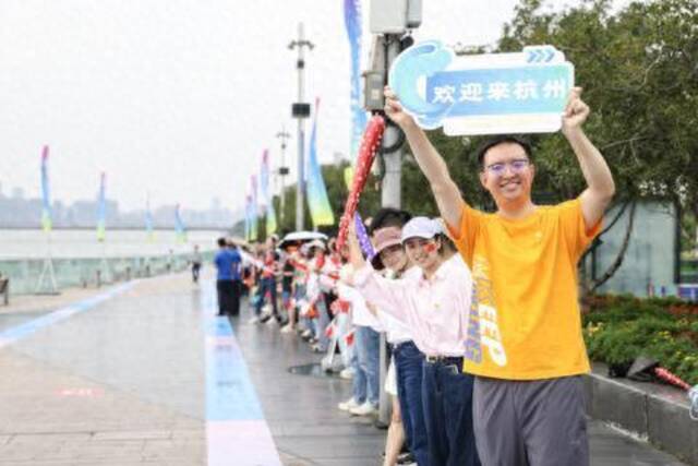 2023年9月20日，火炬传递杭州站，不少市民来到杭州城市阳台，等待火炬传递。记者倪雁强姚颖康摄