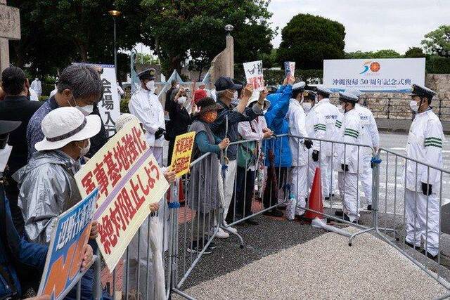 2022年5月15日，在日本冲绳，人们在冲绳回归日本本土50周年纪念仪式现场外抗议。新华社记者张笑宇摄