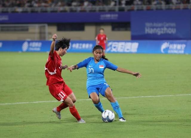 球迷嗨爆全场，朝鲜女足7:0大胜新加坡队