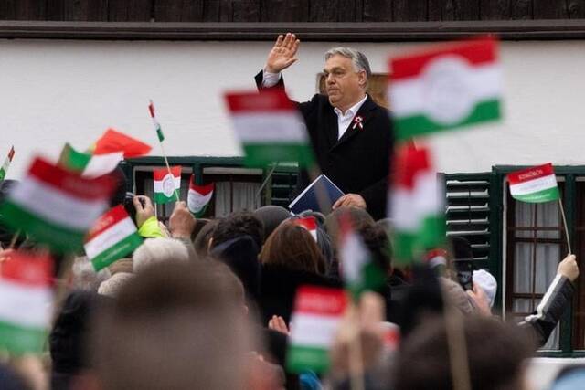 3月15日，在匈牙利小克勒什的裴多菲博物馆前，匈牙利总理欧尔班在集会上发表讲话。新华社发（弗尔季·奥蒂洛摄）