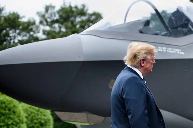 特朗普和F-35A战机合影，当时他在向波兰总统推销F-35战机图源：白宫