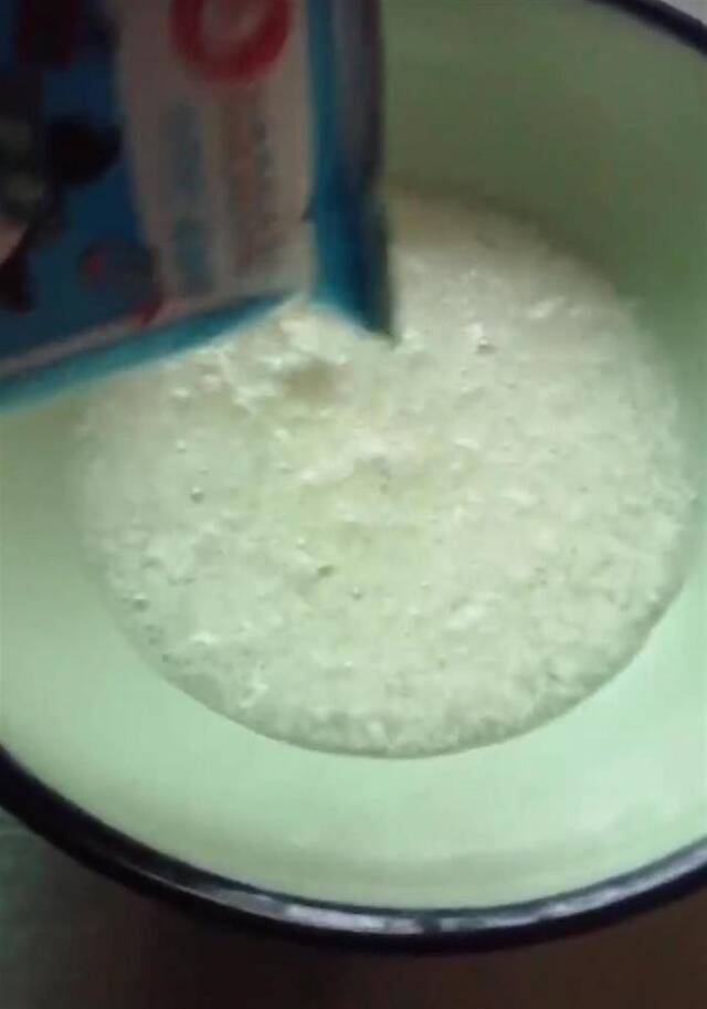 学生饮用奶呈粥状（视频截图）