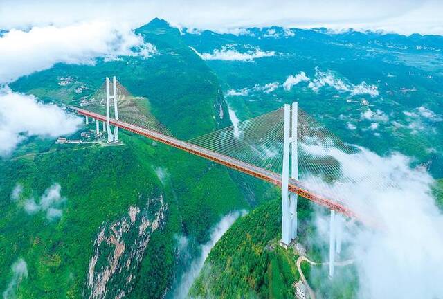图为近日拍摄的贵州省北盘江第一桥，该桥获“世界最高桥”之称，载入世界纪录大全史册。