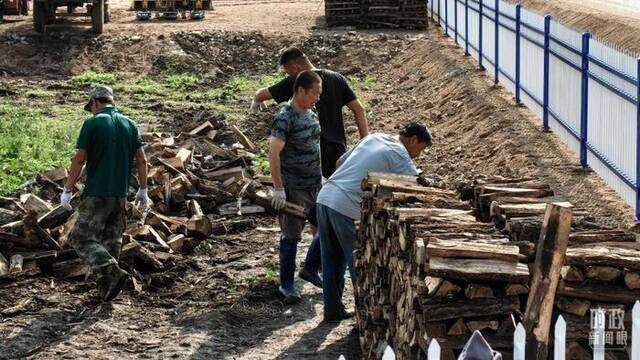 在国庆招待会上，习近平强调“团结就是力量，信心赛过黄金”