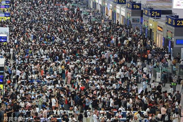 9月29日，中秋国庆假期第一天，上海虹桥火车站内客流如织。图片来源：视觉中国