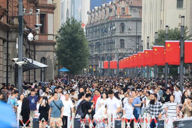 9月29日，上海南京东路步行街国旗飘扬，游客欢度佳节，热情高涨图片来源：东方IC