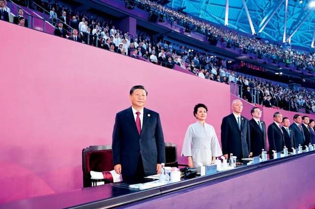 9月23日晚，第十九届亚洲运动会在浙江省杭州市隆重开幕。习近平、蔡奇、丁薛祥等党和国家领导人出席开幕式。图/新华
