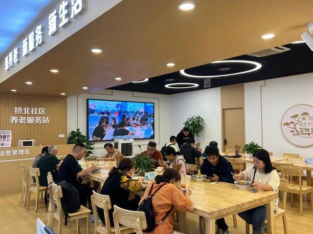 9月30日，顾客在重庆市江北区华新街街道桥北社区食堂中就餐。新华社记者赵佳乐摄