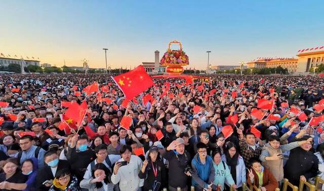 天安门广场超30万人观升旗