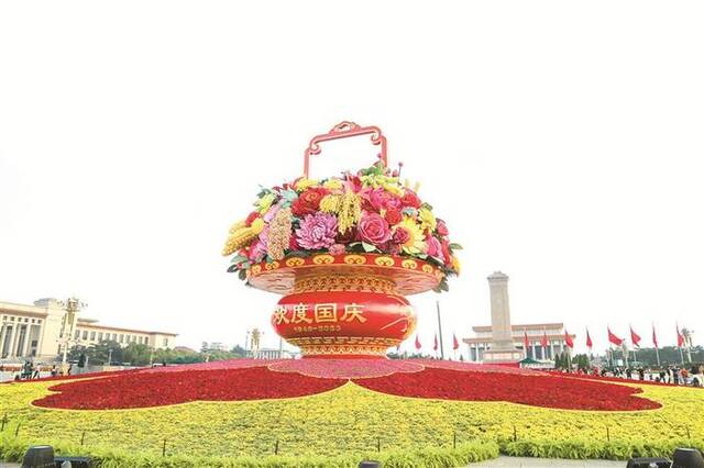 这是近日拍摄的北京天安门广场上的“祝福祖国”巨型花篮。图片来源：视觉中国