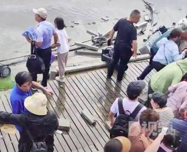 钱塘江大潮冲倒护栏25米致多名游客受伤：均为轻微伤，已第一时间疏导游客