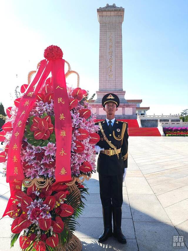 △当天，习近平为这个花篮整理了缎带。（总台央视记者刘琦拍摄）