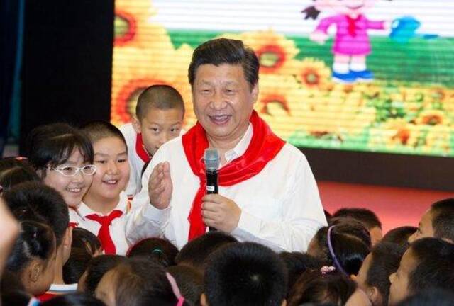 2014年5月30日上午，习近平总书记来到北京市海淀区民族小学，参加庆祝“六一”国际儿童节活动。新华社记者谢环驰摄