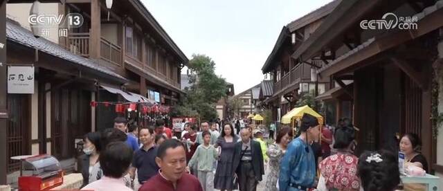 神州处处风景秀 各大景区迎来大批游客持续火爆