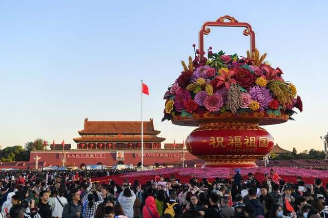 10月1日，在观看升旗仪式后，人们在北京天安门广场参观。新华社记者鞠焕宗摄