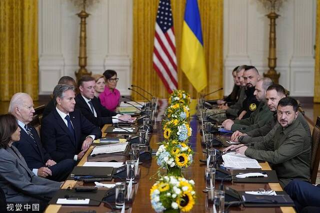 当地时间9月21日，美国总统拜登在白宫东厅与乌克兰总统泽连斯基会面。图片来源：视觉中国