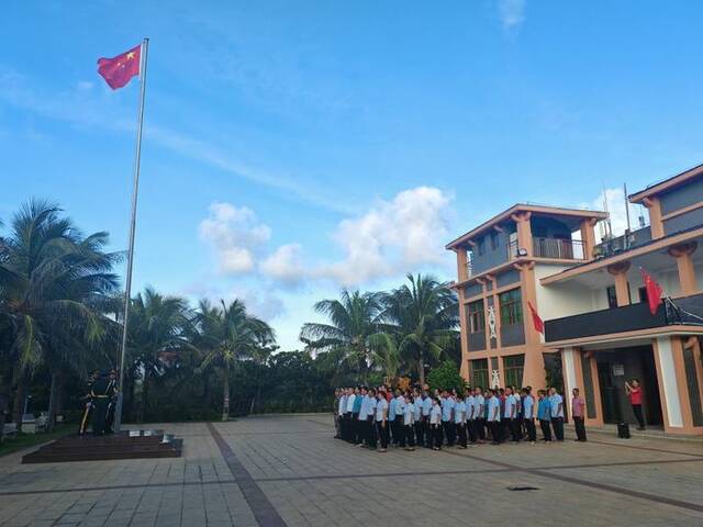 10月1日，海南省三沙市七连屿赵述岛上的渔民和工作人员举行升旗仪式。新华社发