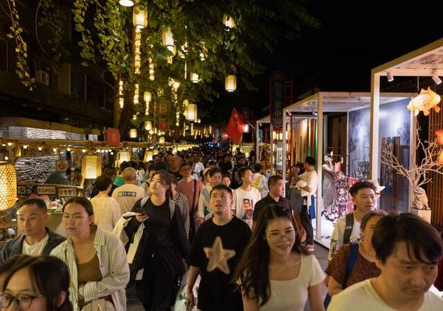 成都宽窄巷子新“十二月市”街区游人如织（9月29日摄）。新华社记者江宏景摄